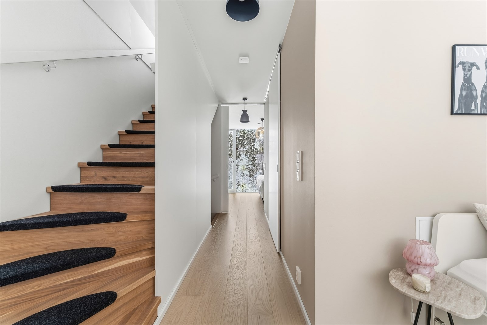 Tre pene soverom er samlet i 2. etasje, meget praktisk hvis man har små barn. Galleribilde