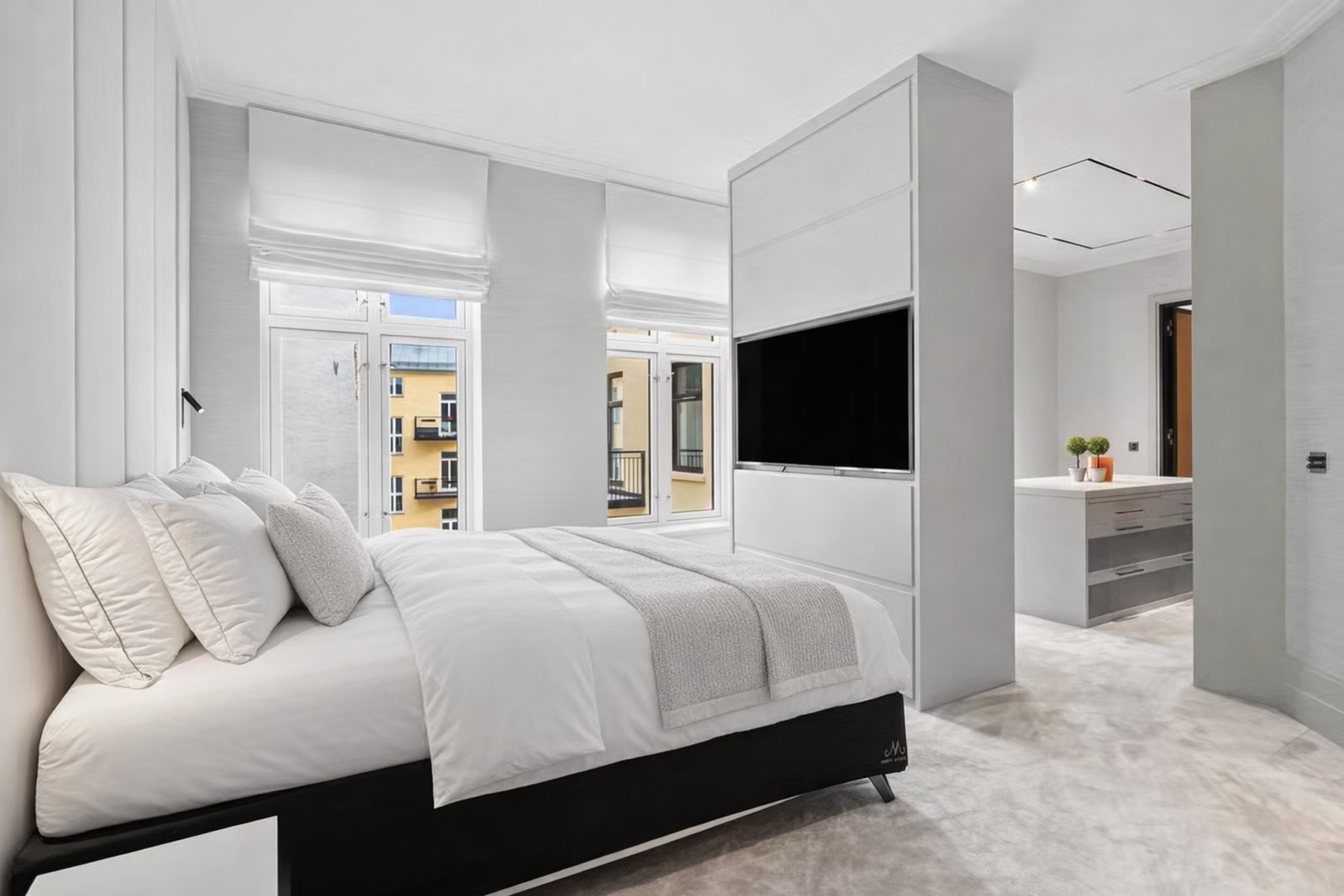 Mastersuite med garderobe, privat bad og det er etablert en hyggelig sittekrok Galleribilde