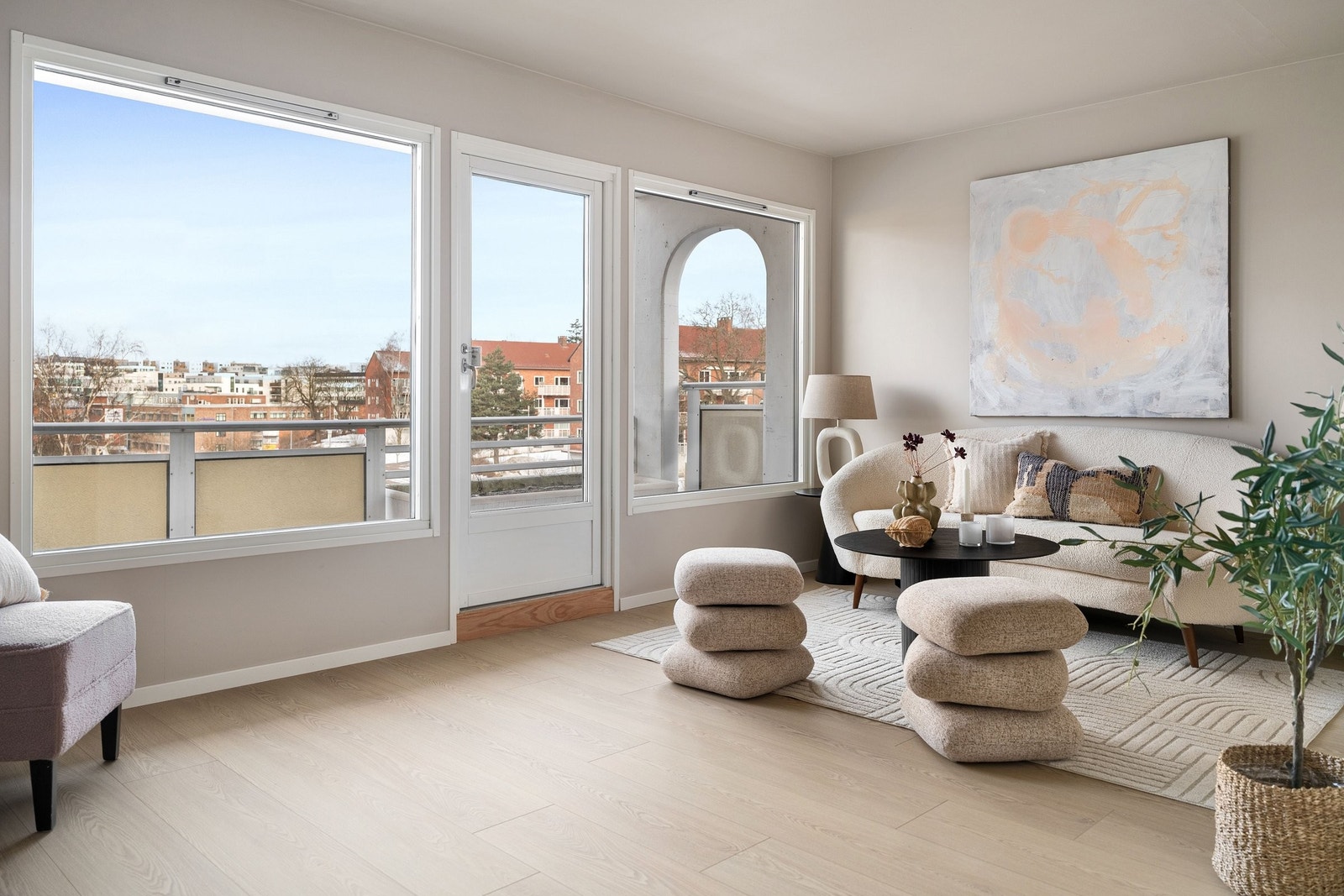 Store vindusflater slipper inn rikelig med dagslys Galleribilde