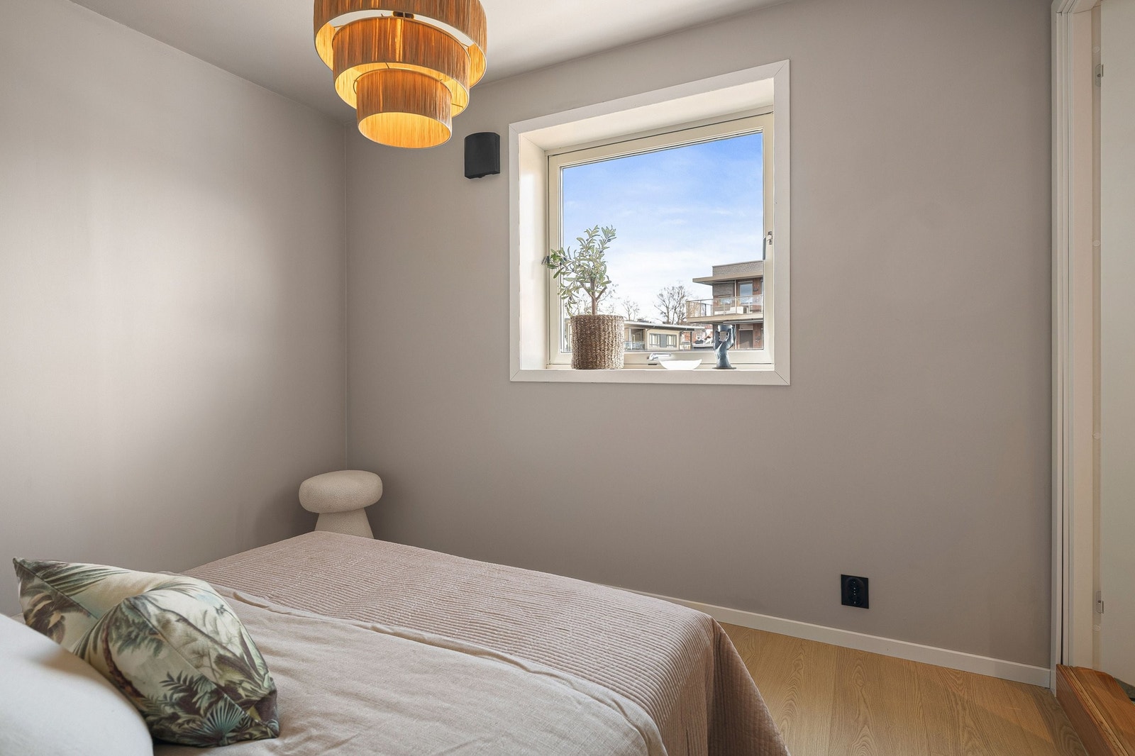 Taklys kan styres med app eller dimmer på veggen Galleribilde