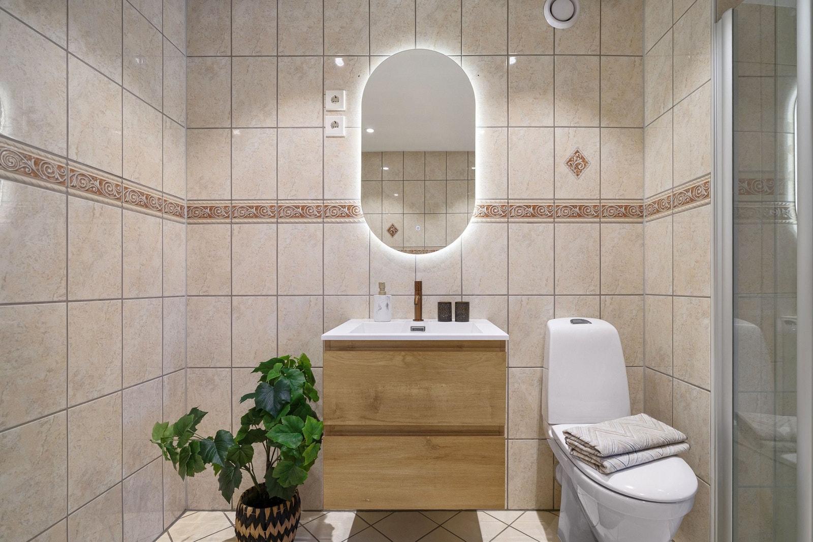 Flotte kobber- og tredetaljer komplimenterer fargene på flisene Galleribilde