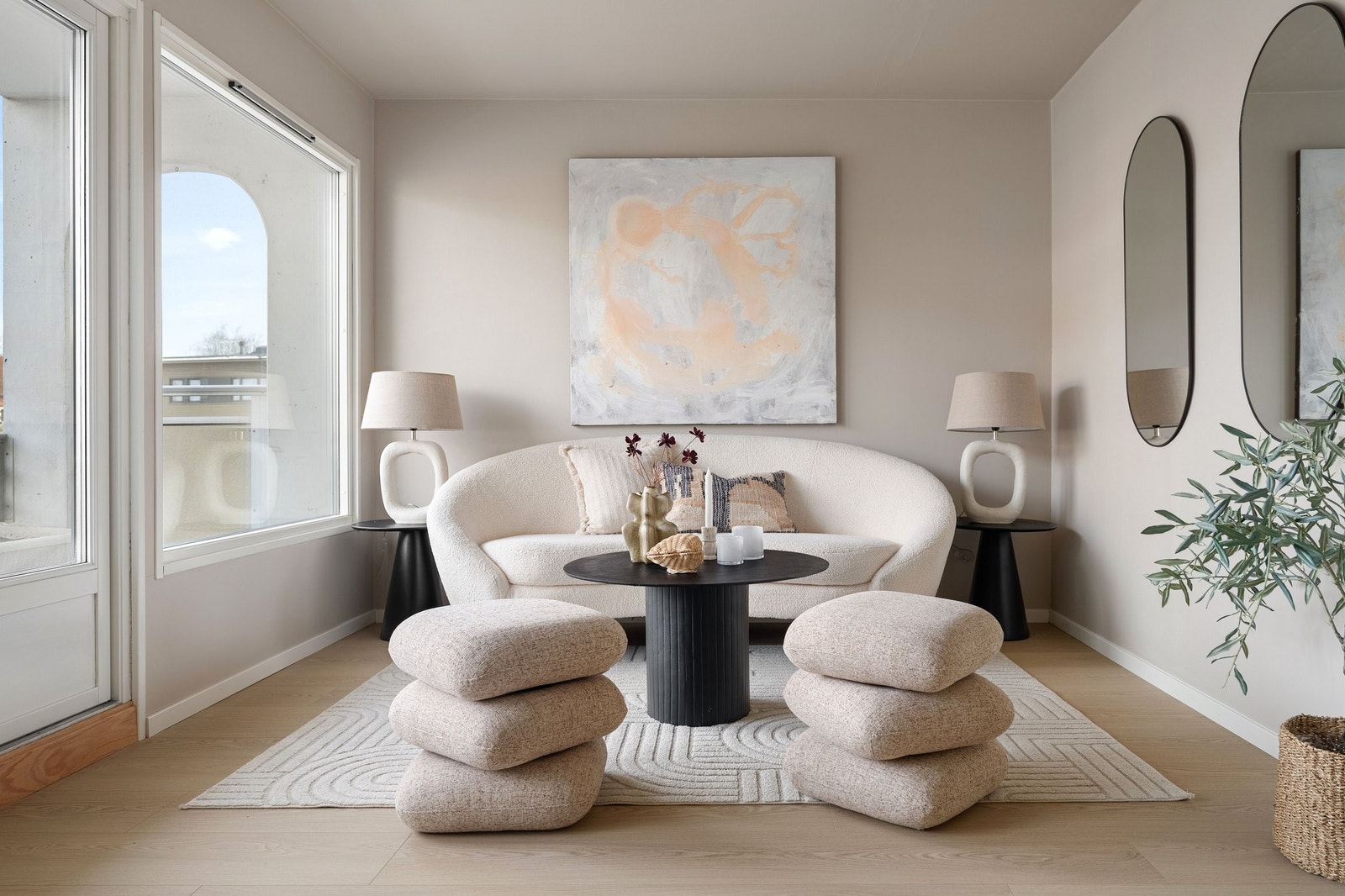 Stuen gir god plass til både sofagruppe og favorittmøbler – luftig og lett å innrede Galleribilde