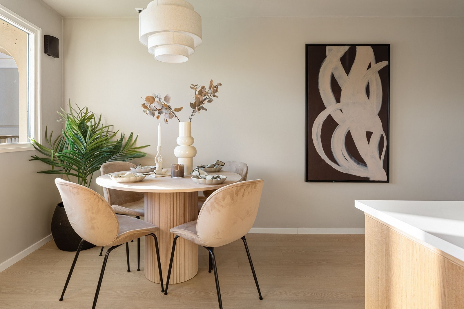 En lun spisgruppe som egner seg like godt til hverdags som til gjester Galleribilde