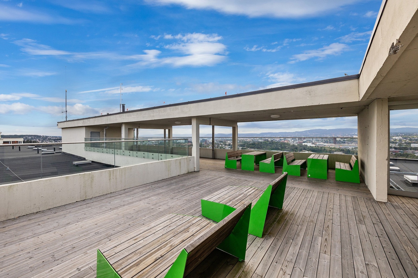 Stor og solrik takterrasse med fantastisk utsikt. Foto: Blikk Boligfoto v/ Markus Andersson Galleribilde