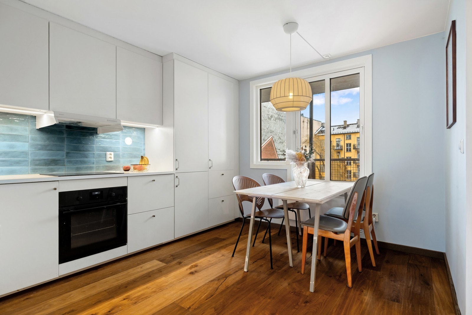 På kjøkkenet er det god plass til et spisebord ved vinduet. Galleribilde