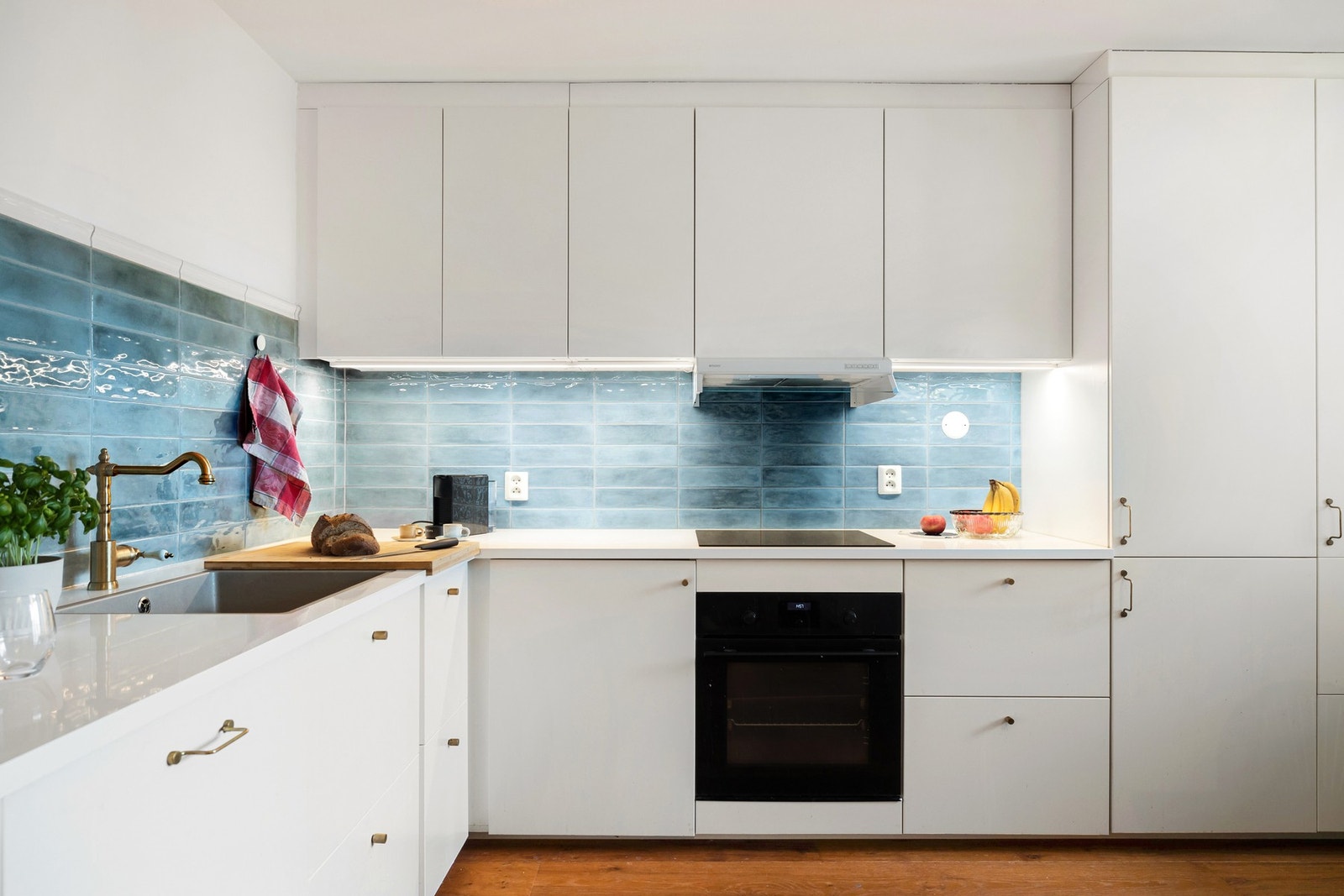 Kjøkkenet har integrert platetopp, oppvaskmaskin og kjøleskap med frysedel, samt komfyrvakt Galleribilde