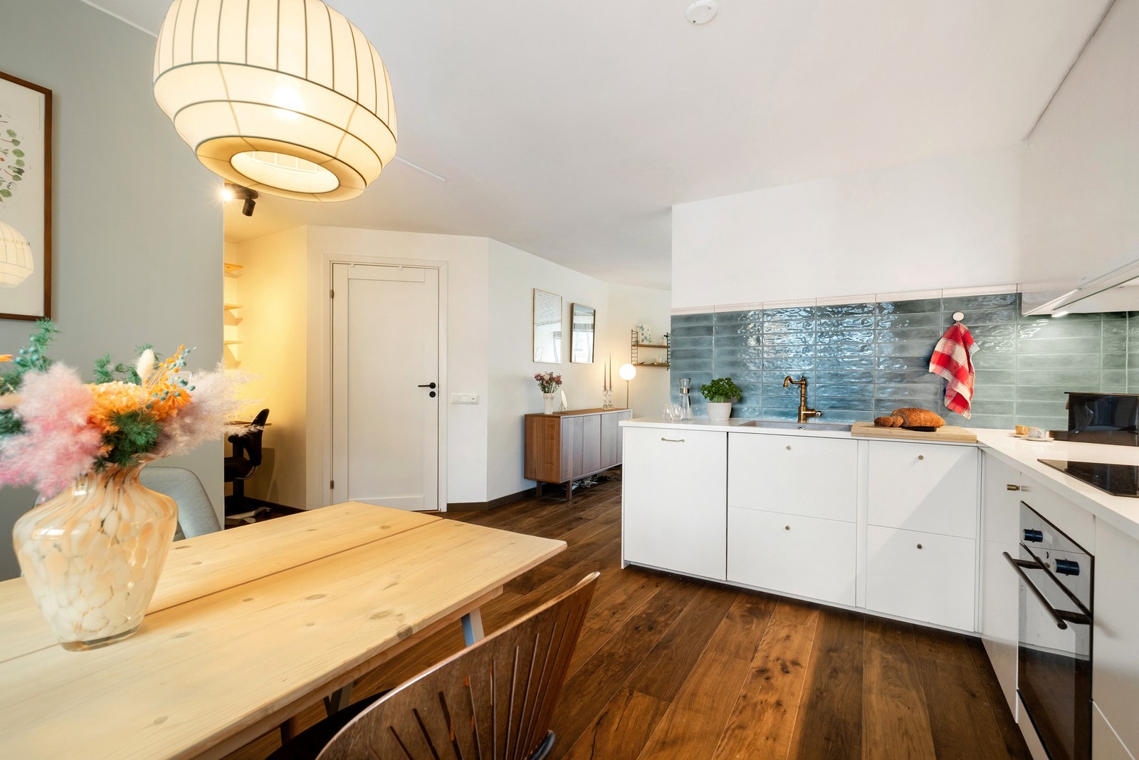 Løsningen gir gode arbeidsflater og en praktisk utforming, samtidig som den er naturlig tilknyttet oppholdsrommet. Galleribilde