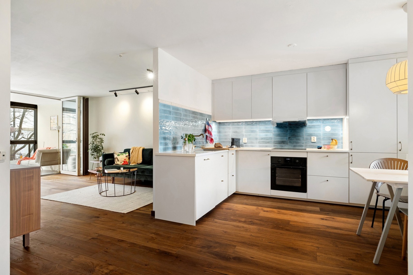 Kjøkkenet ligger i delvis åpen løsning mot stuen og fremstår oppgradert og funksjonelt. Galleribilde