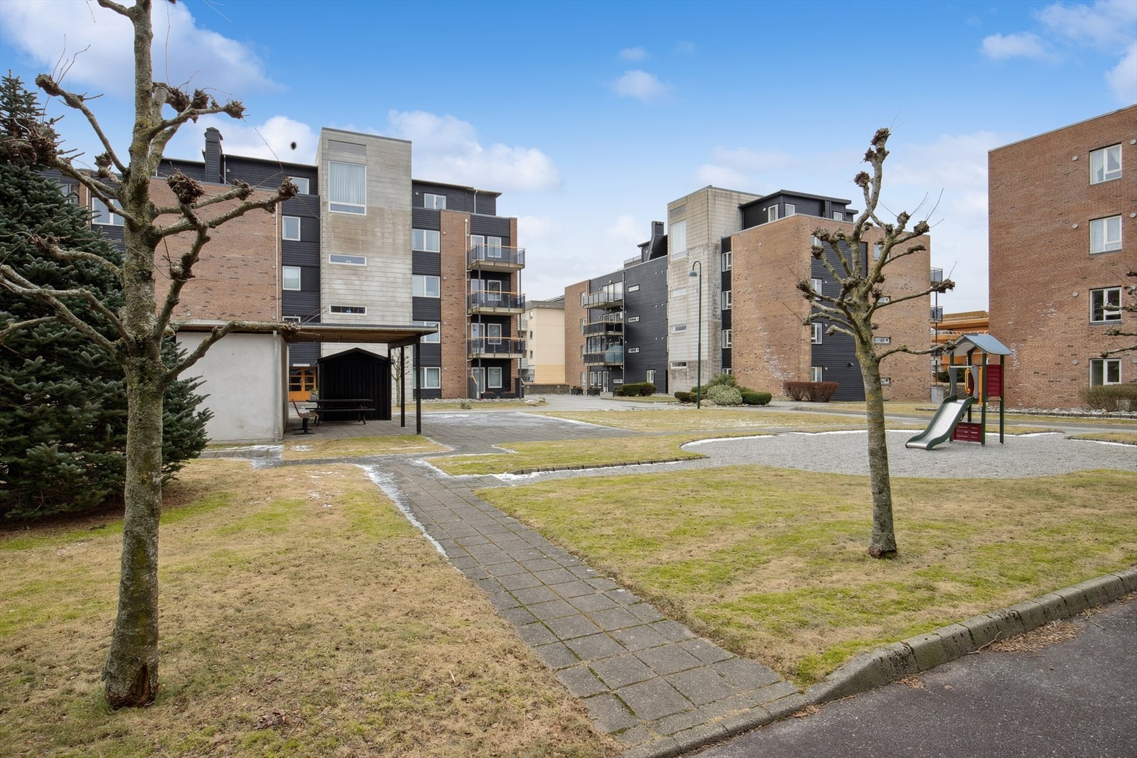 Leiligheten ligger i populære Fredtunvegen - et sentralt og ettertraktet område med kort vei til Sola sentrum og alle servicetilbud. Her bor du rolig og veletablert, samtidig som alt du trenger er like i nærheten. Galleribilde