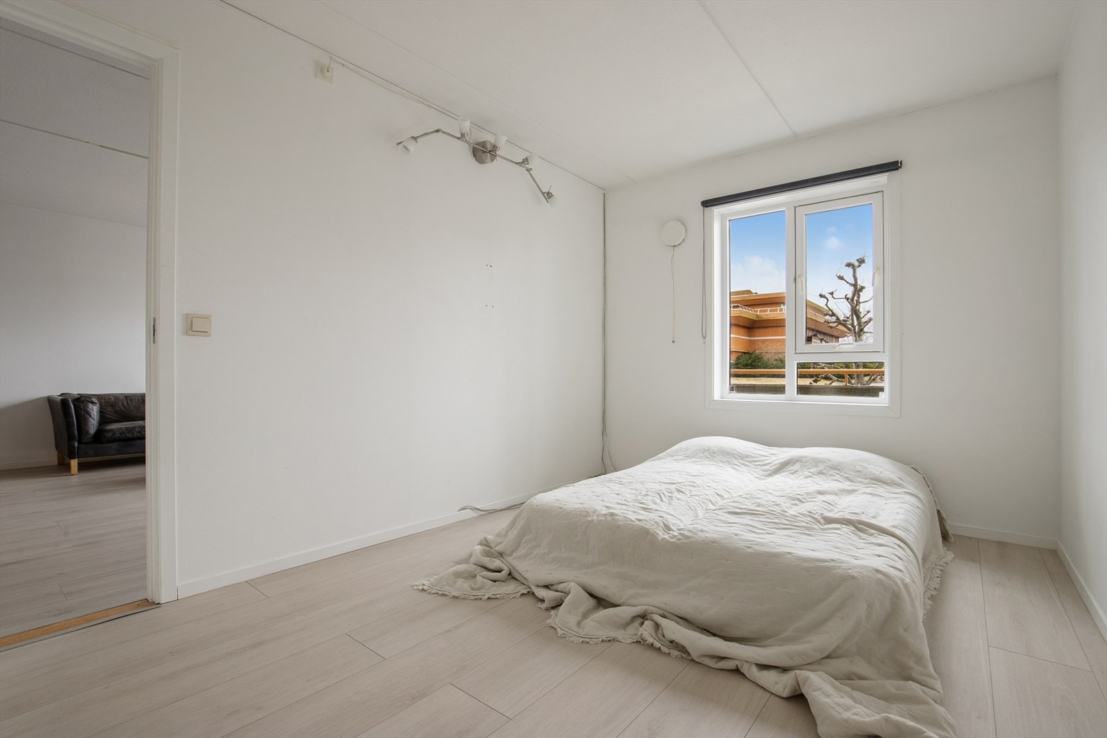 Her er det god plass til en stor dobbelseng med tilhørende møbler som nattbord og kommode, uten at rommet oppleves trangt. Galleribilde