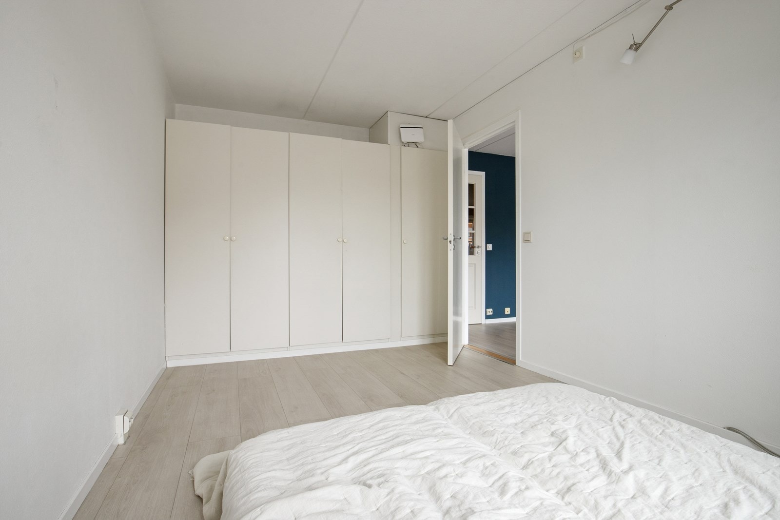 Det praktiske garderobeskapet gir gode oppbevaringsmuligheter og bidrar til en ryddig og funksjonell hverdag. Galleribilde