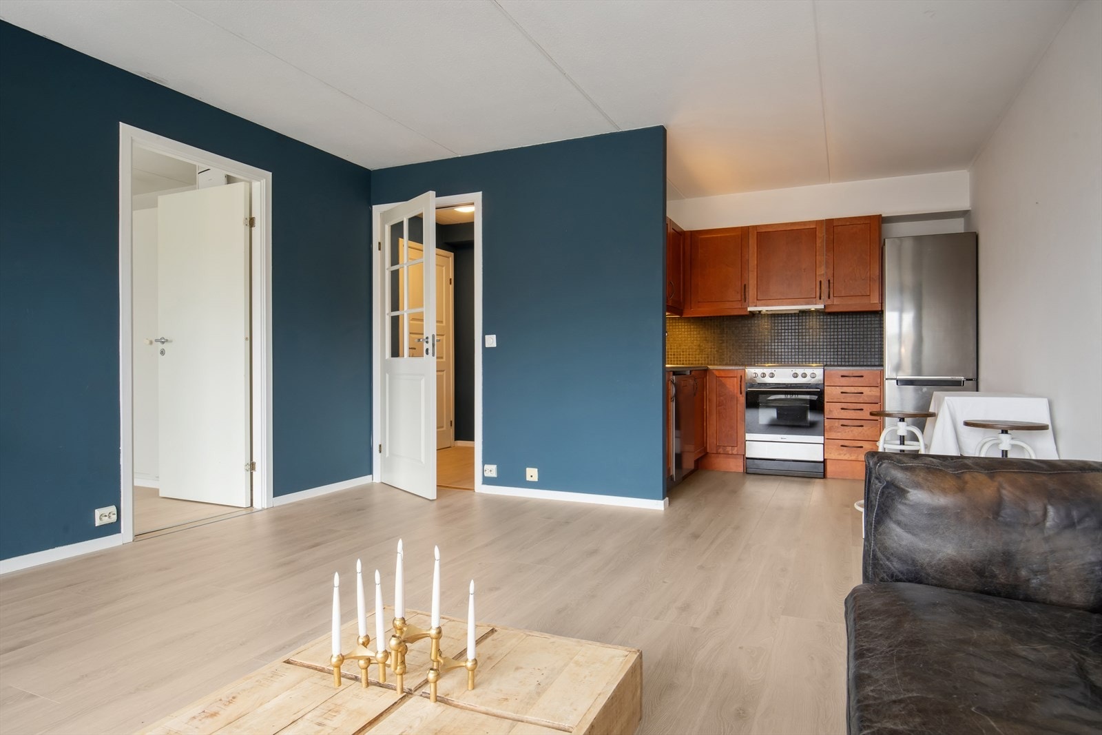 Stuen ligger i åpen og praktisk løsning mot kjøkkenet, som er fra byggeåret 2004 og fremstår som et funksjonelt og ryddig arbeidsområde. Galleribilde