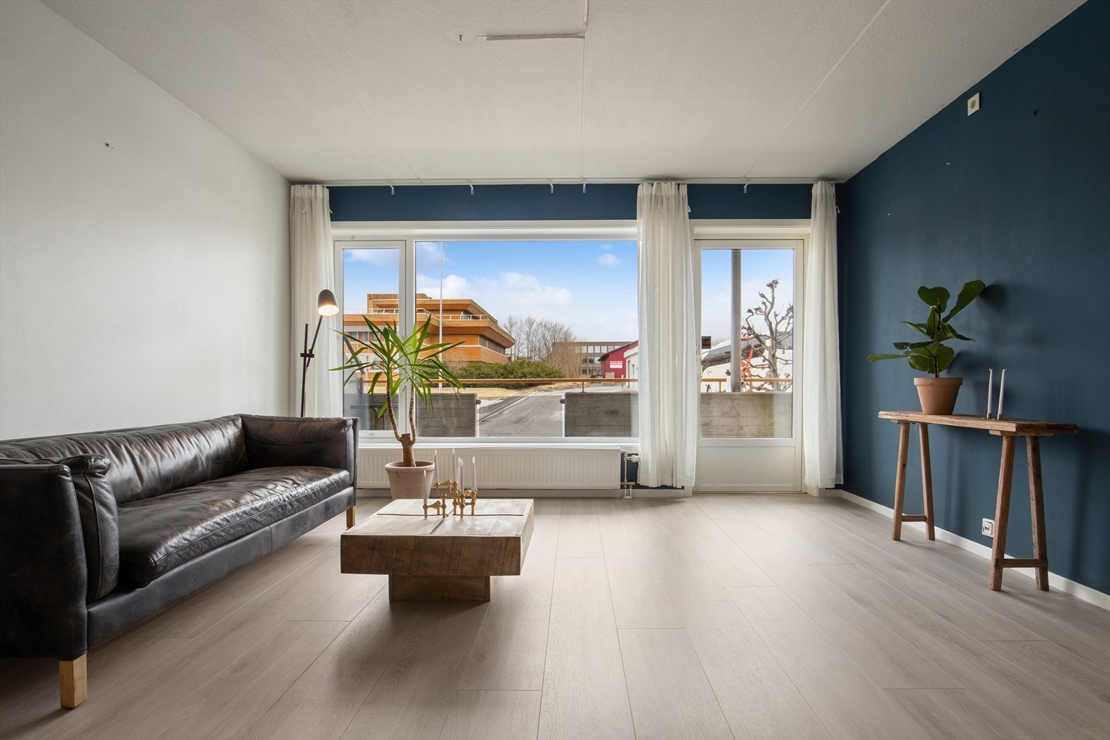 Fra stuen er det utgang til den overbygde verandaen på 12 kvm, som fungerer som et flott uteområde med direkte tilgang til felles uteareal. Galleribilde