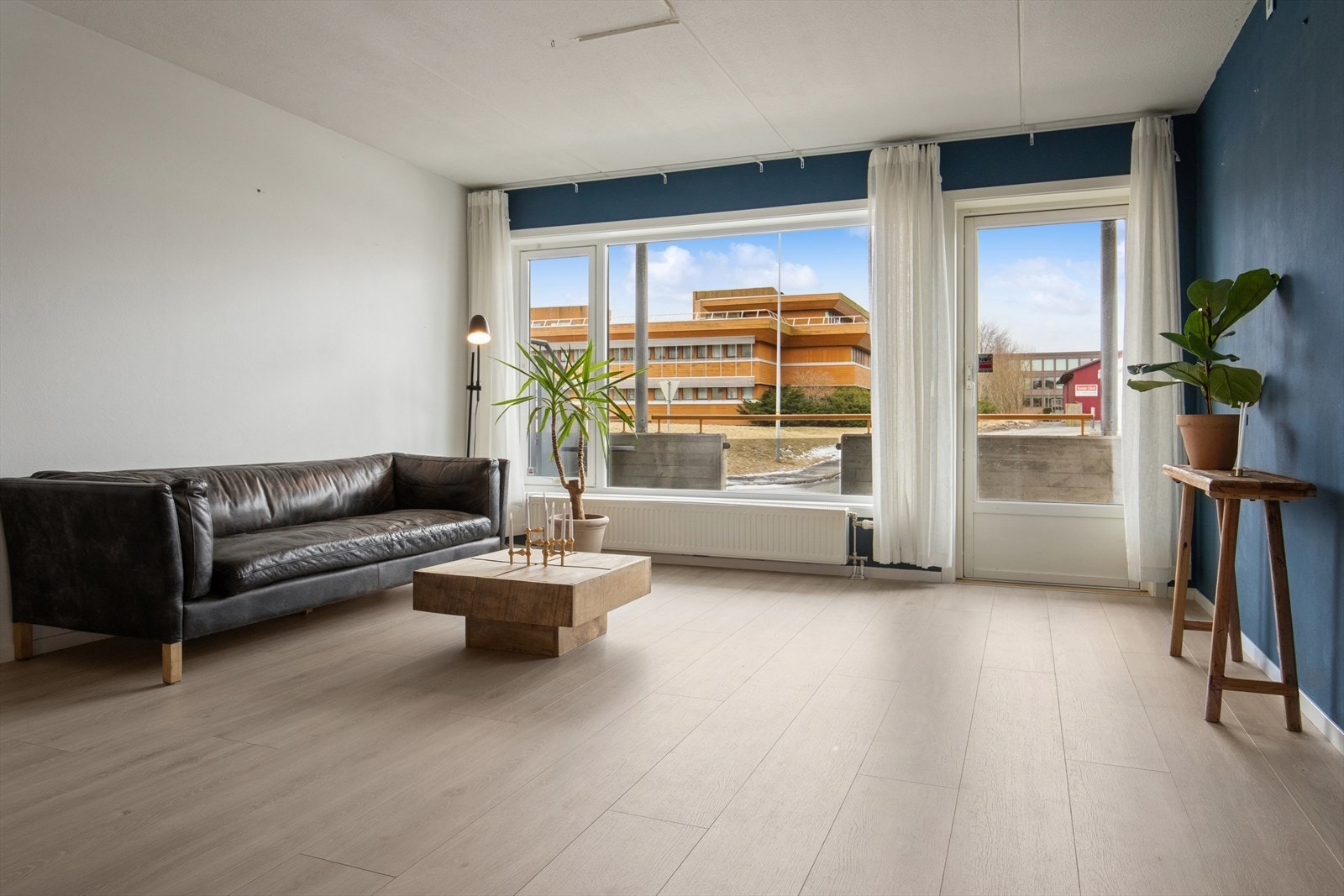 Videre inn i leiligheten åpner det seg en romslig og lys stue som gir en behagelig atmosfære. Galleribilde