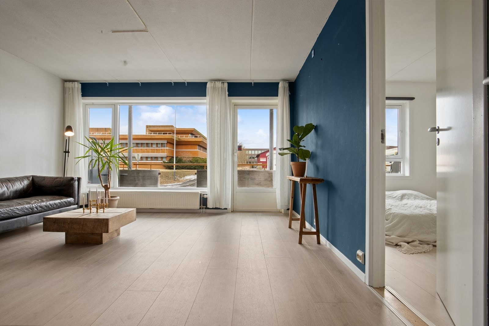 Soverommet er et romslig og lyst rom med laminat på gulvet og malte vegger som gir et rent og behagelig uttrykk. . Galleribilde