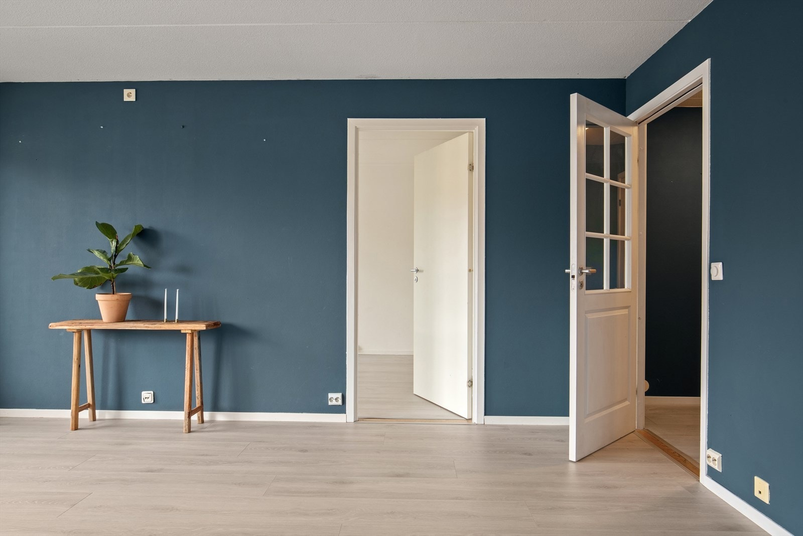 Fra stuen har du adkomst til leilighetens soverom, et romslig og lyst rom som gir gode muligheter for møblering. Galleribilde