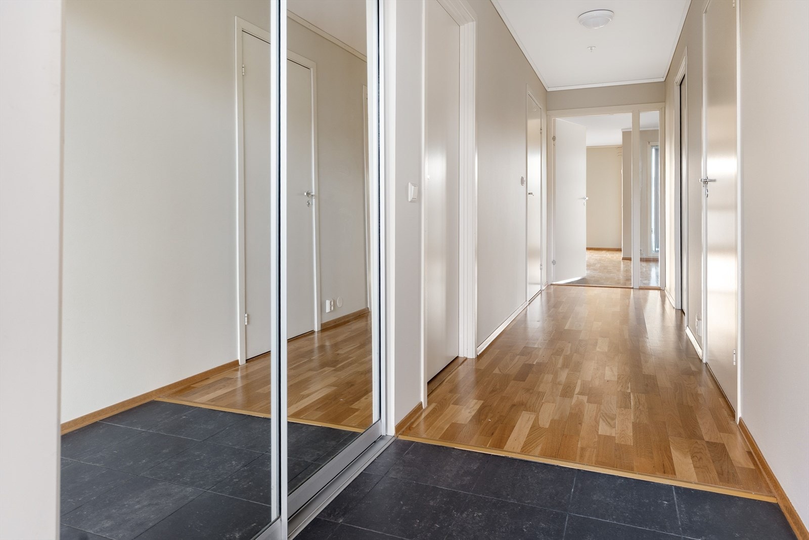 Et moderne og tidløst hjem som gir en behagelig atmosfære med sine duse farger. Galleribilde