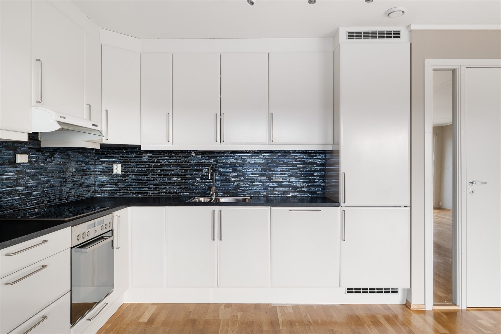 Kjøkkenet har integrerte hvitevarer som medfølger handelen. Galleribilde