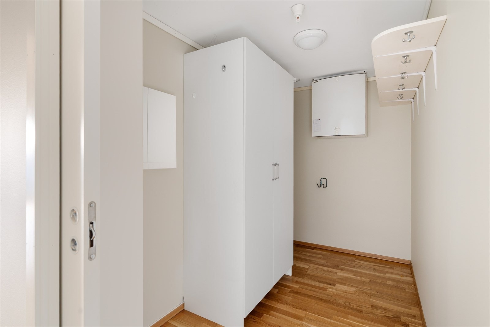 Innvendig bod praktisk plassert bak kjøkkenet. Boligen har også en egen bod i parkeringskjelleren Galleribilde