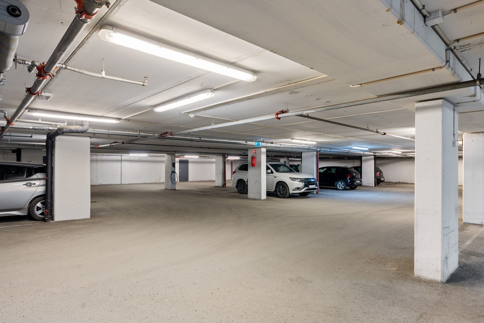 Egen parkeringsplass i kjeller samt en ekstra bod i kjelleren bak parkeringsplassen. Sameiet disponerer også gjesteparkering. Galleribilde