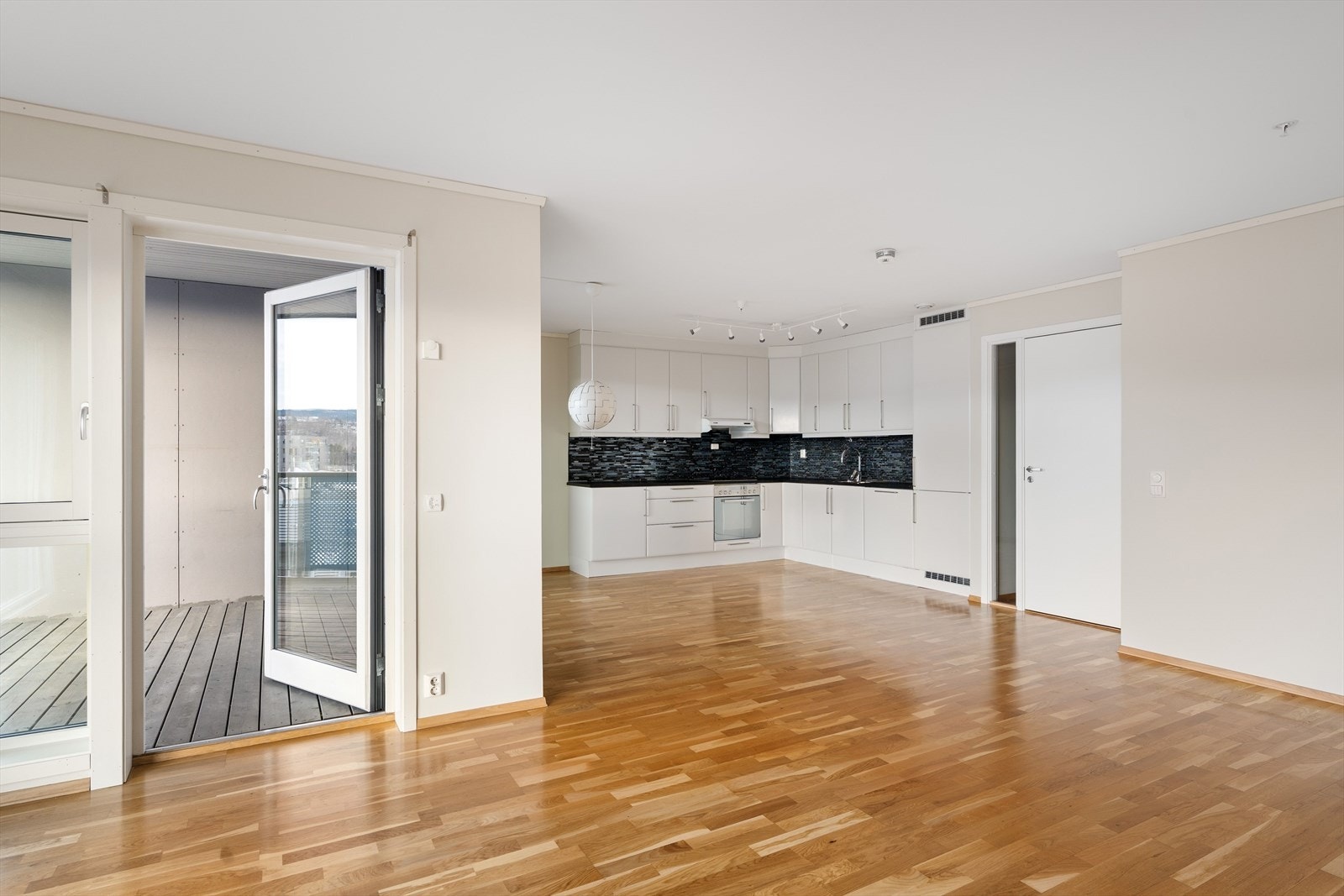 Fra stuen er det direkte utgang til balkongen på ca. 12 kvm. Galleribilde