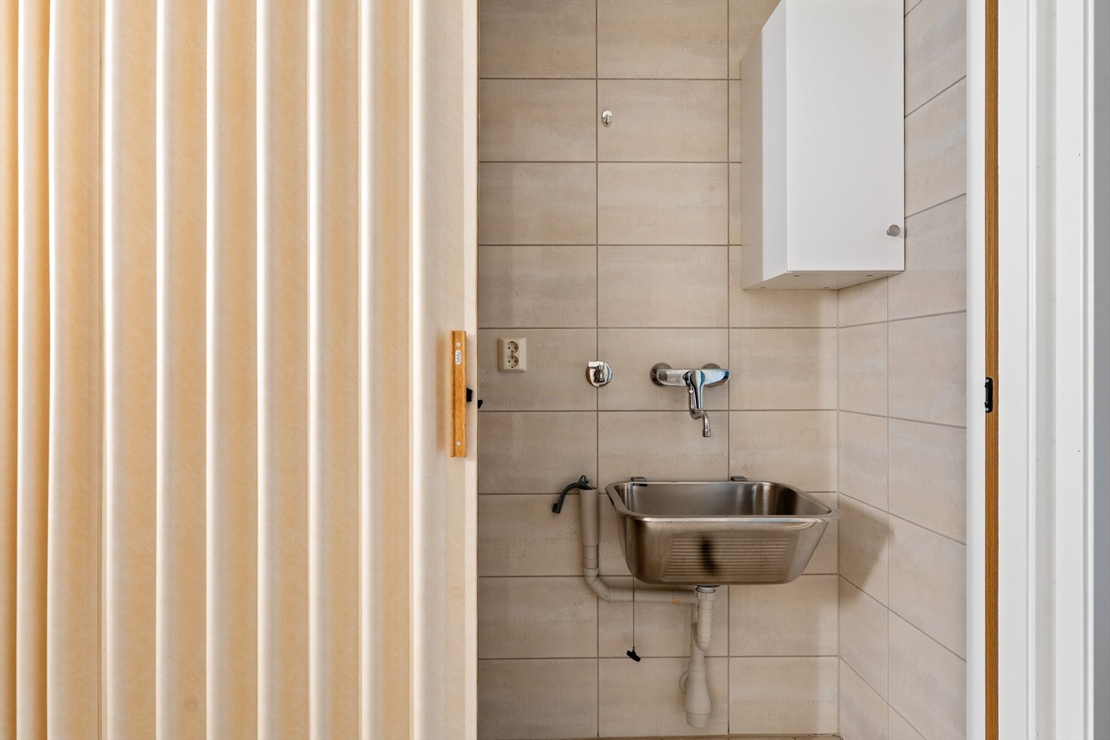 Med en praktisk skyvedør kan du gjømme vekk "vaskerommet". Galleribilde