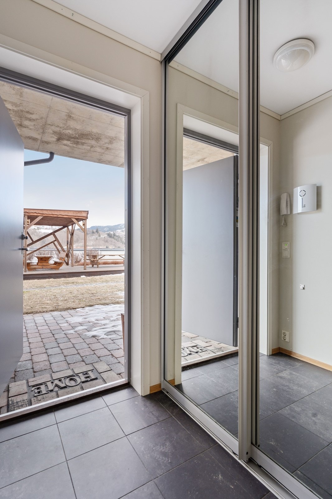 Inngangspartiet er flislagt med innebygd garderobeskap Galleribilde