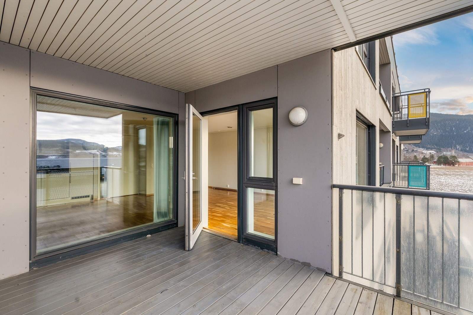 Balkongen er vestvendt noe som gjør at man drar godt nytte av ettermiddags-/ kveldssol. Galleribilde