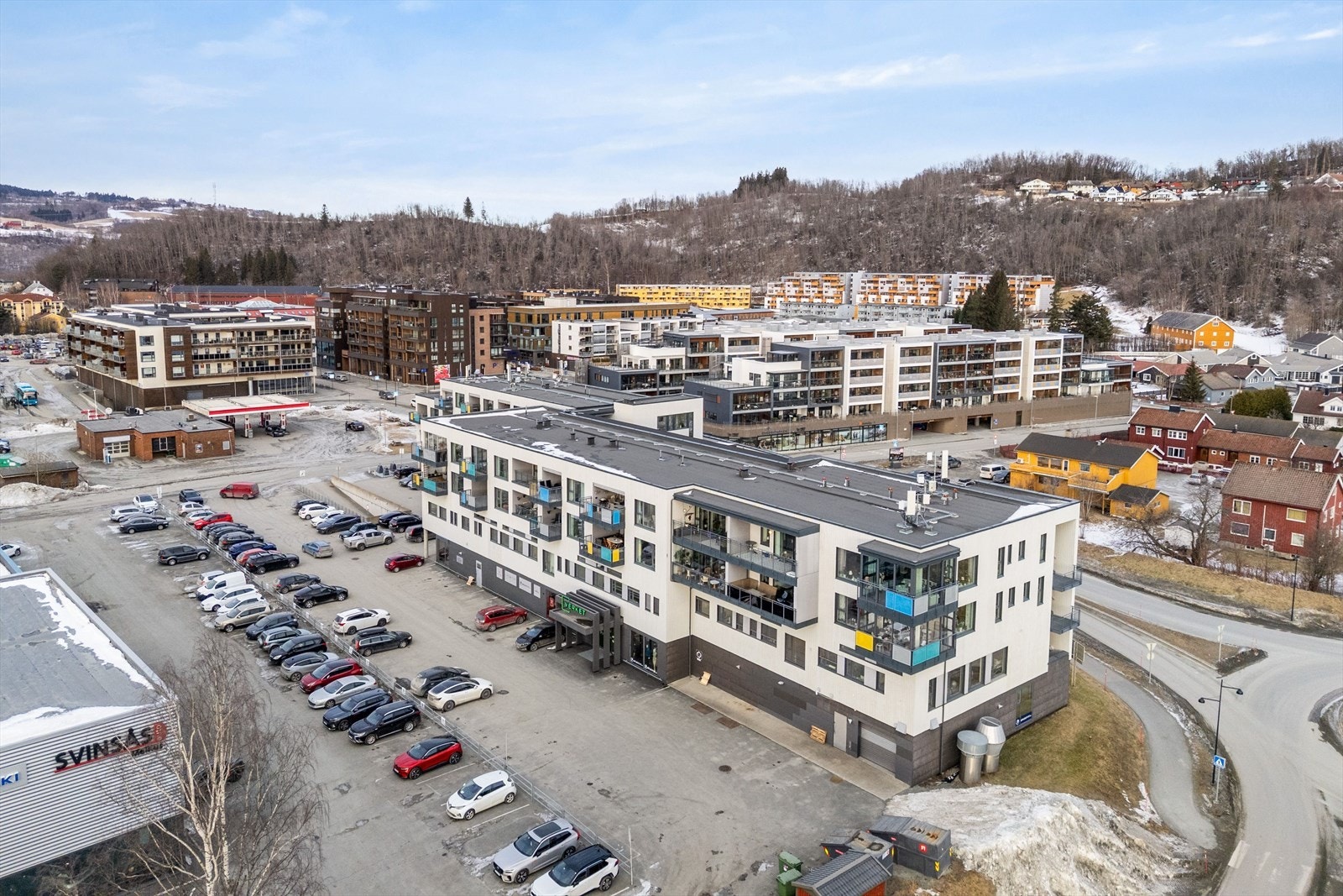 Bygget har heis, parkeringskjeller og velstelte fellesområder (takterrasse). Galleribilde
