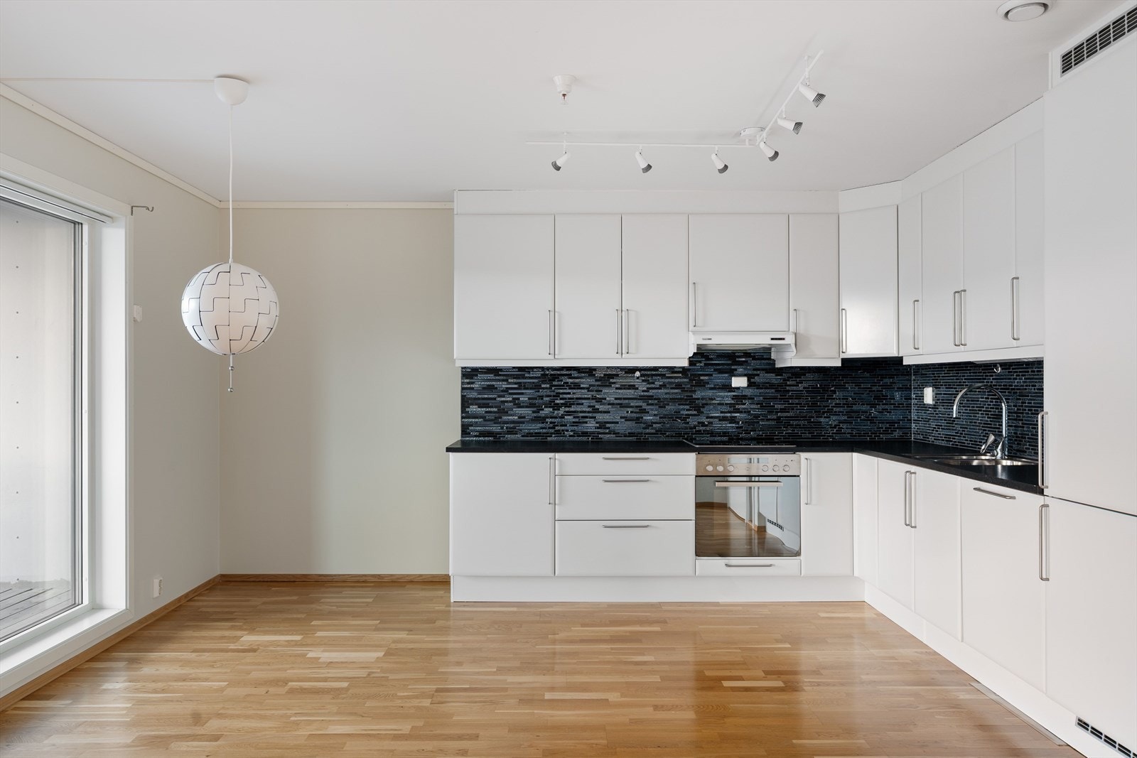 Med sine 38 kvm er det god plass til et spisebord med plass til å kunne samles i sosiale sammenkomster. Galleribilde