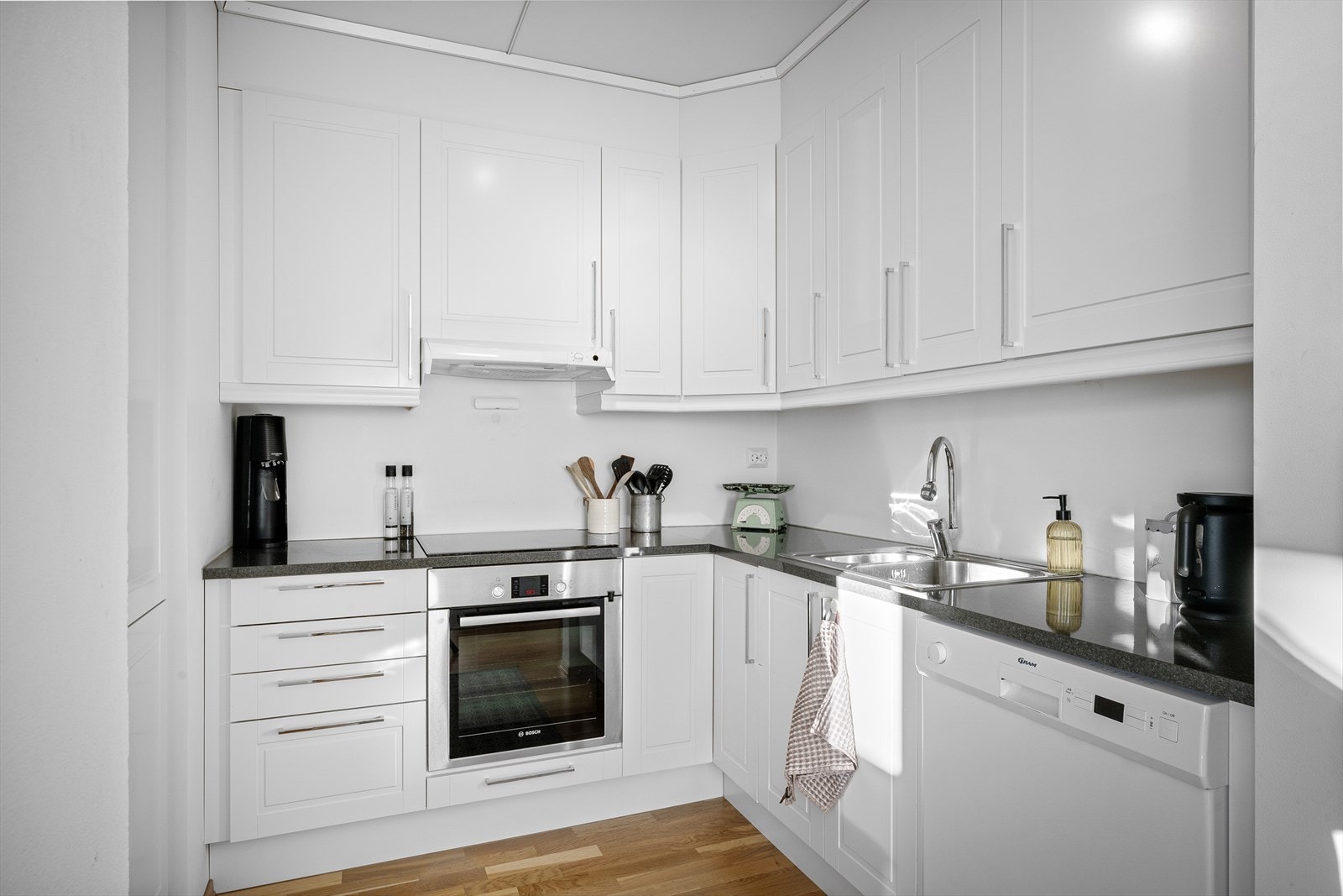 Kjøkken med god skapplass Galleribilde