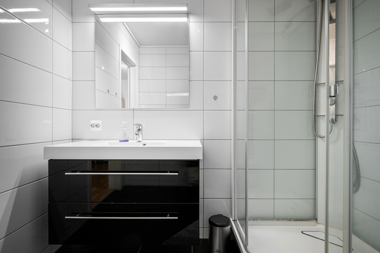 Bad med flislagt gulv og vegger Galleribilde