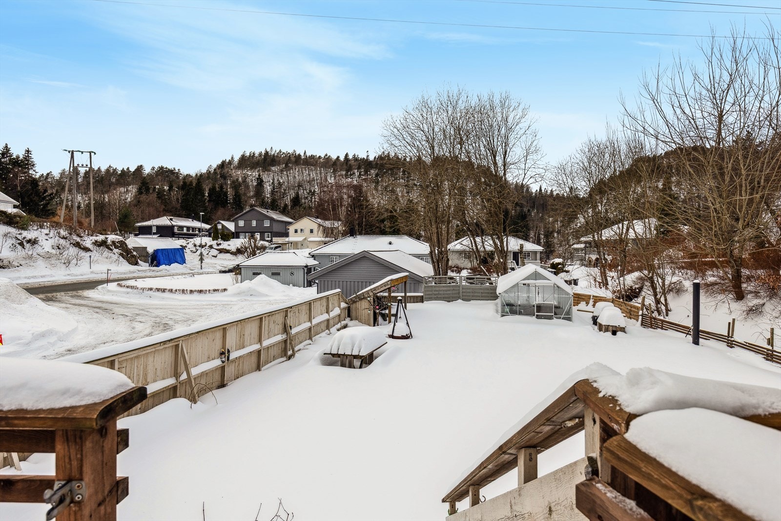 Videre nedgang til stor og flott hage med boltreplass for store og små. Eiendommen har gode solforhold. Galleribilde