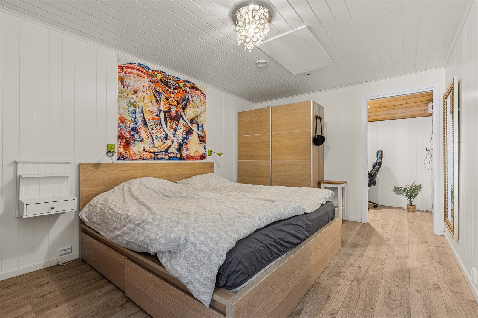 Rom innredet som soverom (opprinnelig delvis bod). NB! Ikke omsøkt eller godkjent til dagens bruk. Galleribilde