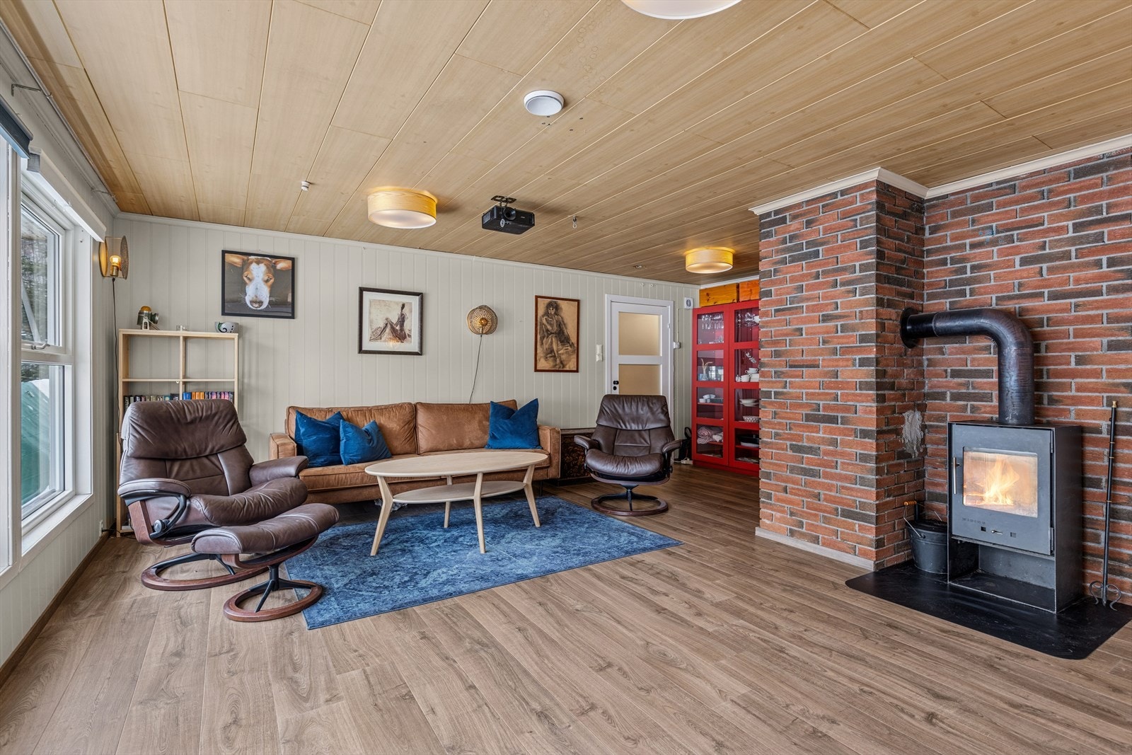 Peisovnen bidrar til å varme opp både rom og stemning. Det er også etablert varmepumpe. Galleribilde