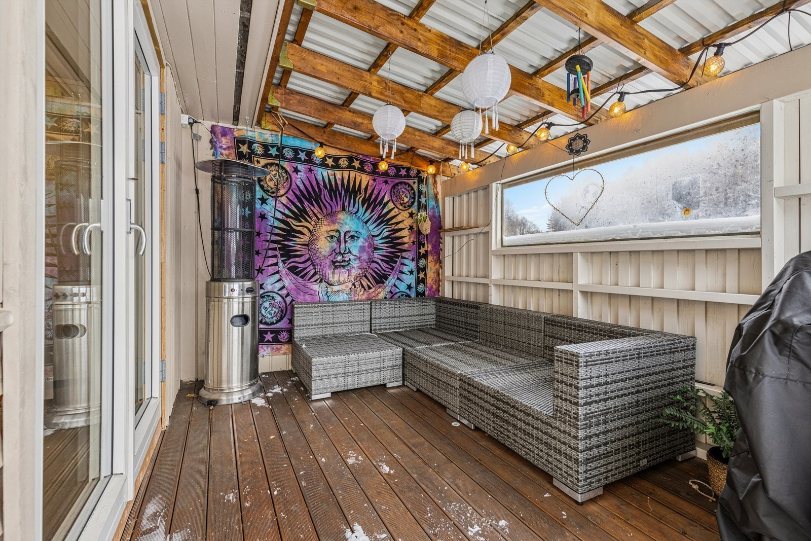 Fra kjøkken/spisestue er det videre utgang til en herlig vinterhage. Galleribilde