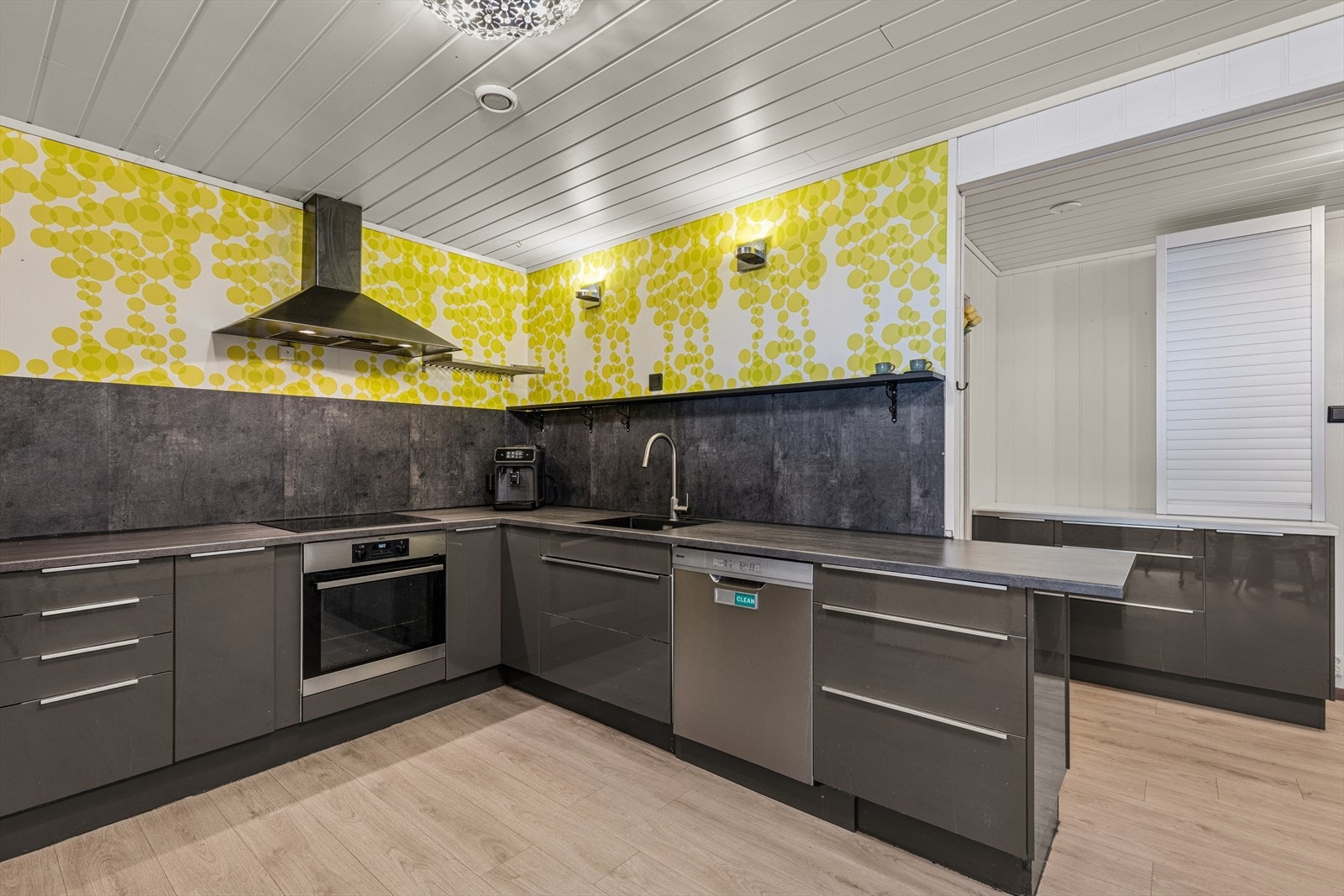 Her har en alt en måtte trenge av skap-, skuff- og benkeplass. Galleribilde