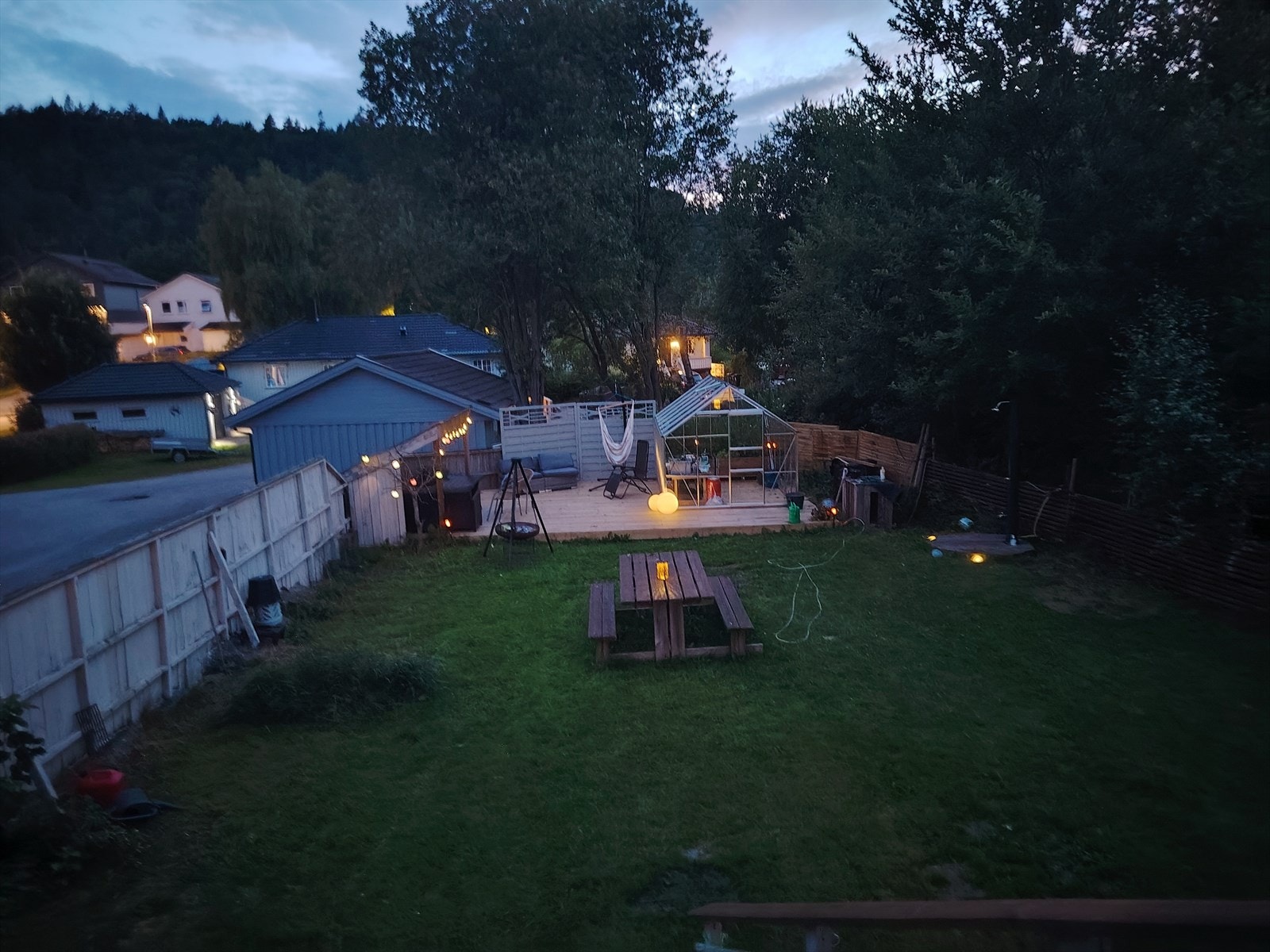 Privat bilde fra selger- Viser uteområde og hage sommerstid. Galleribilde