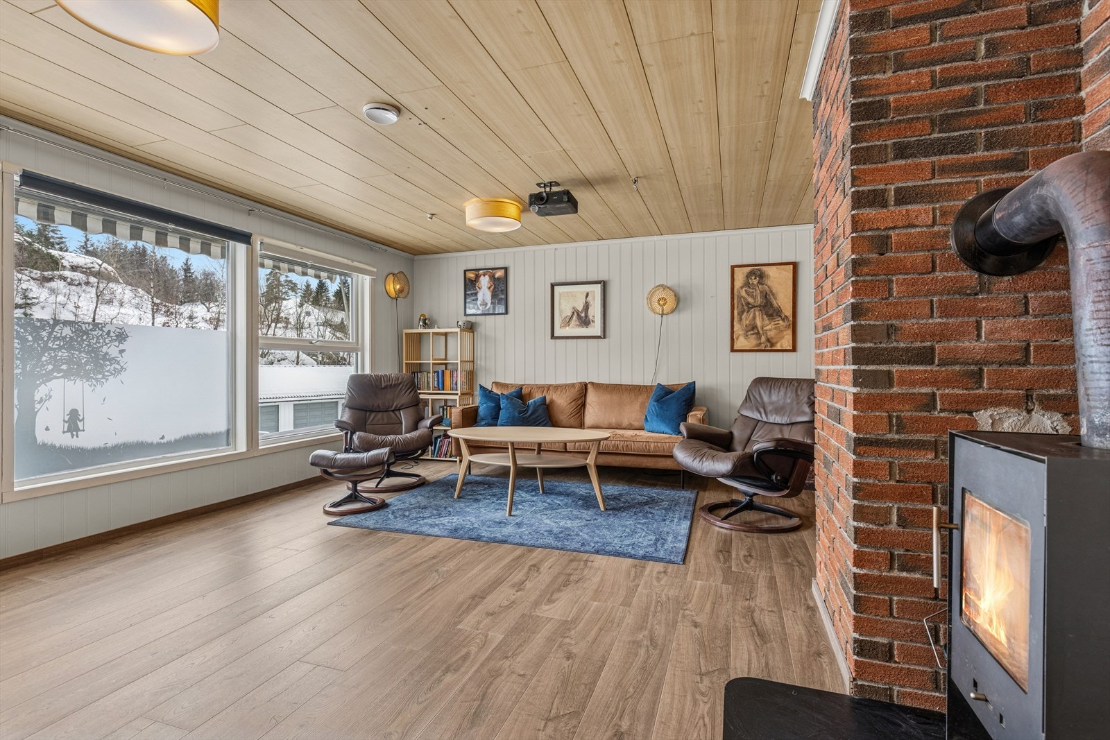 Vi beveger oss videre inn i en lys og innbydende stue. Galleribilde