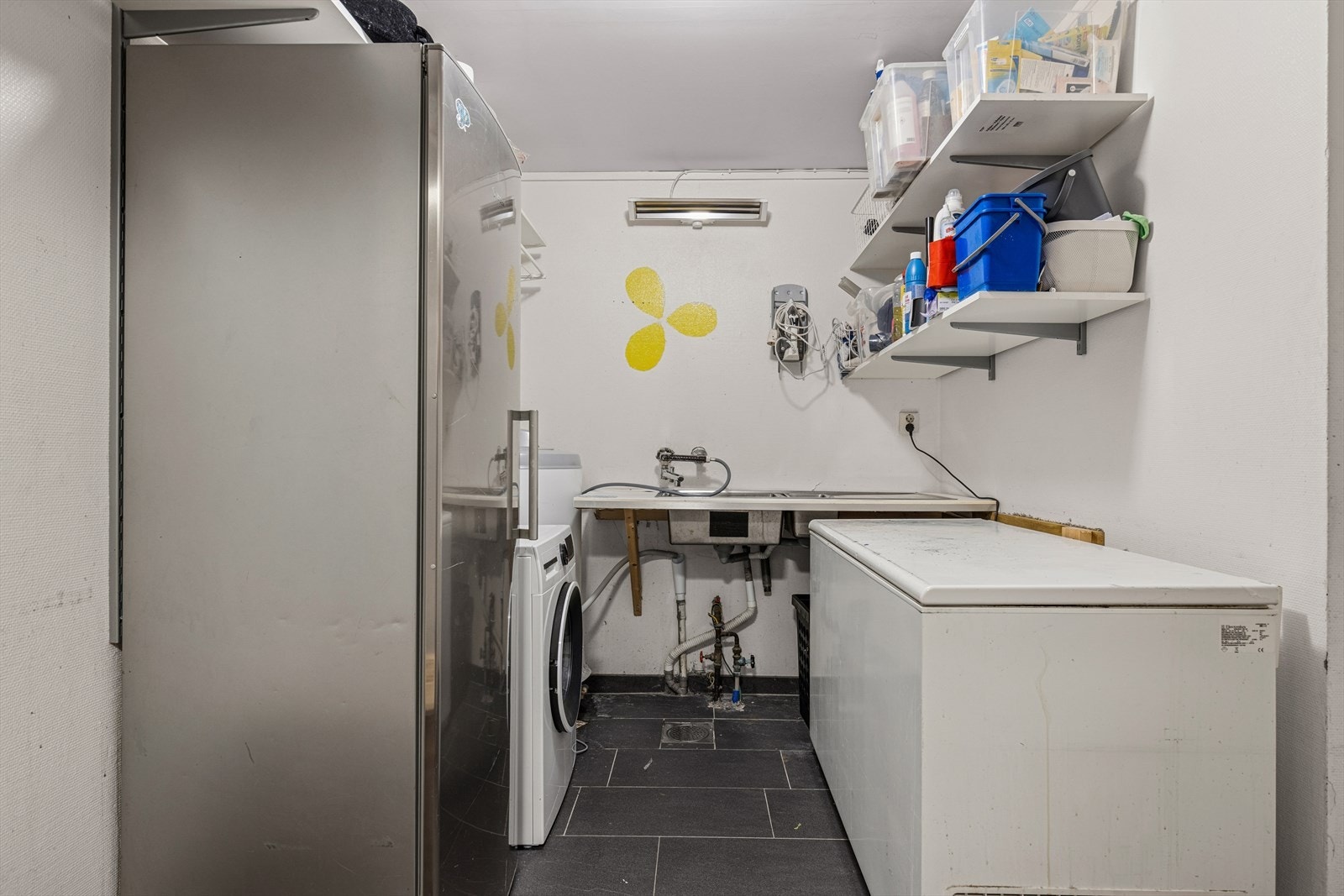 Praktisk vaskerom med opplegg for vaskemaskin. Galleribilde