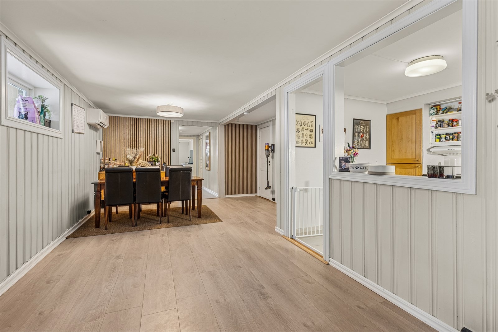 Spisegruppen tar plass i egen sone. Det er også etablert varmepumpe i rommet. Galleribilde