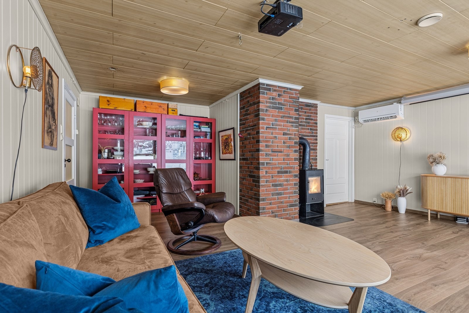 Sofakroken finner fort sin naturlige plass i rommet, og tv-en kan med fordel plasseres mot/på vegg. Galleribilde