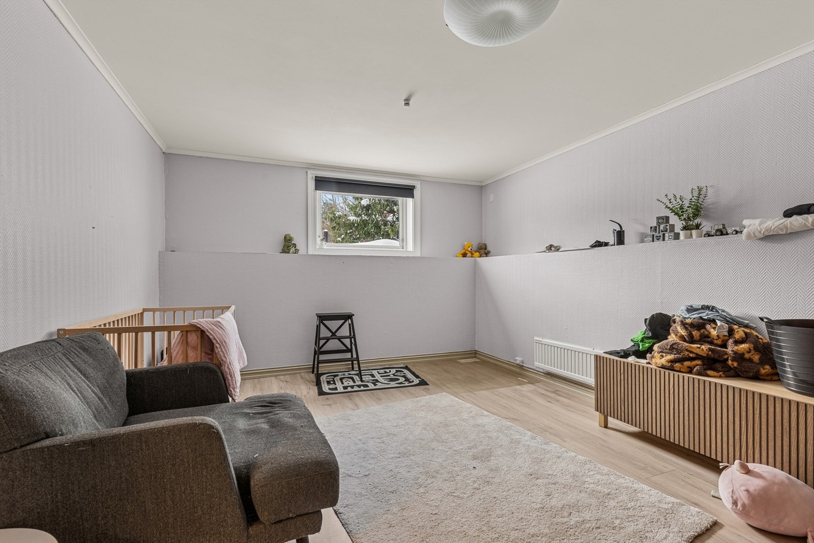 Svært romslig soverom med rikelig av plass for dobbeltseng, nattbord og gode garderobeløsninger. Galleribilde