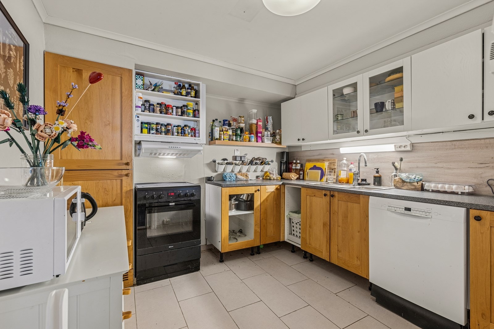 Eldre, men funksjonelt kjøkken. Galleribilde