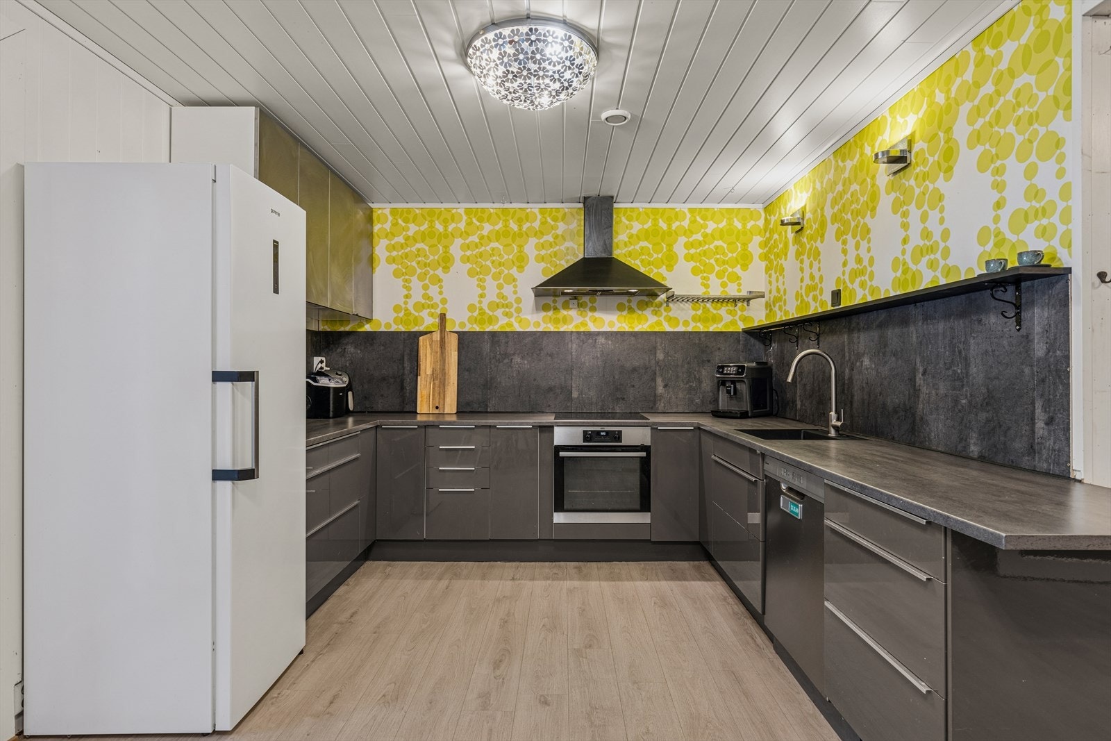 Kjøkkenet er fra 2018 og fremstår som stilrent og moderne. Galleribilde