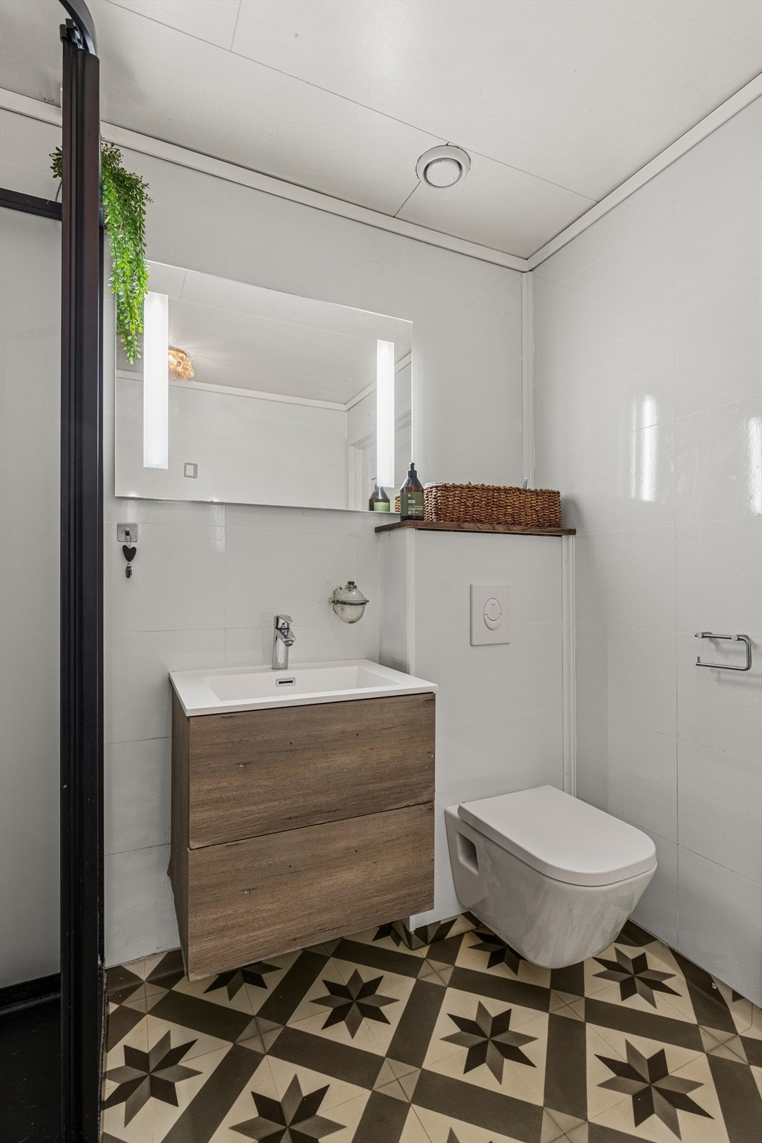 Moderne baderomsinnredning med gode skuffer, servant og speil med innebygget belysning. Galleribilde