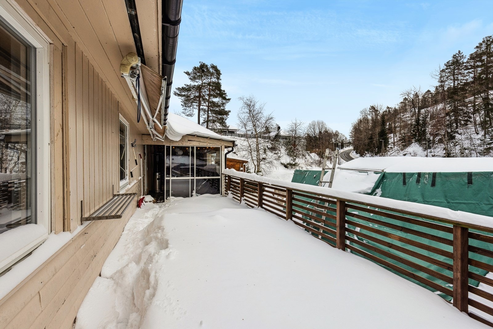 Stor terrasse med god plass for utemøblement. Galleribilde