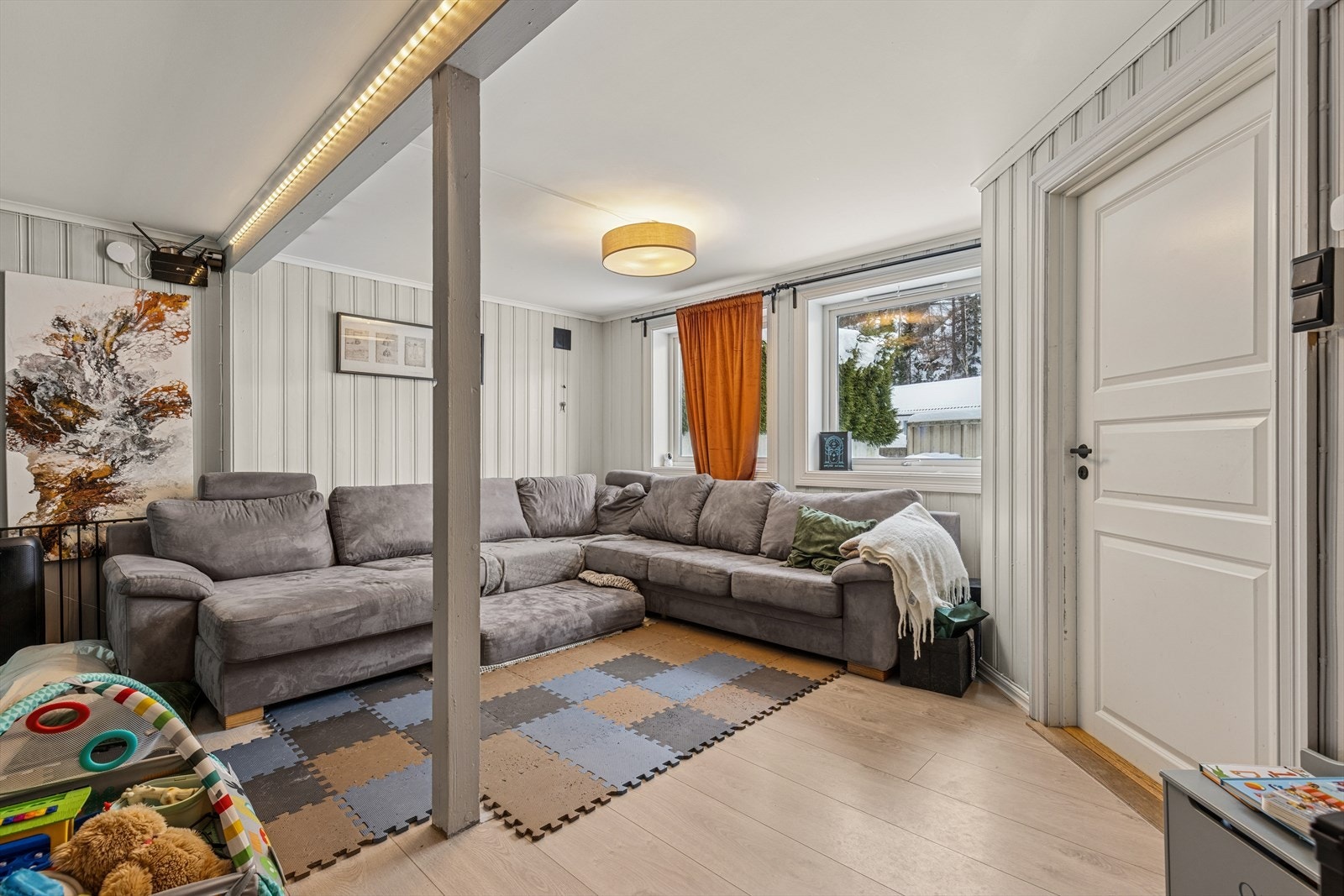 Fra entreen tar vi oss videre inn i stuen. Galleribilde