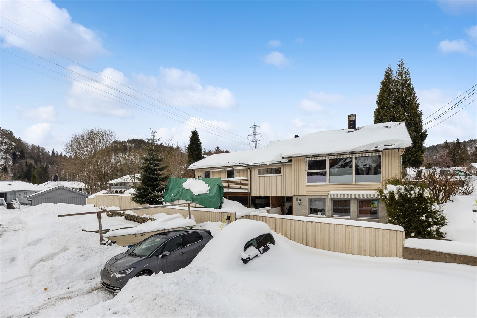 Plass til minst 2 -3 biler i innkjørsel. Etablert el-bil ladere i 2025 til både hoveddel og utleiedel. Galleribilde