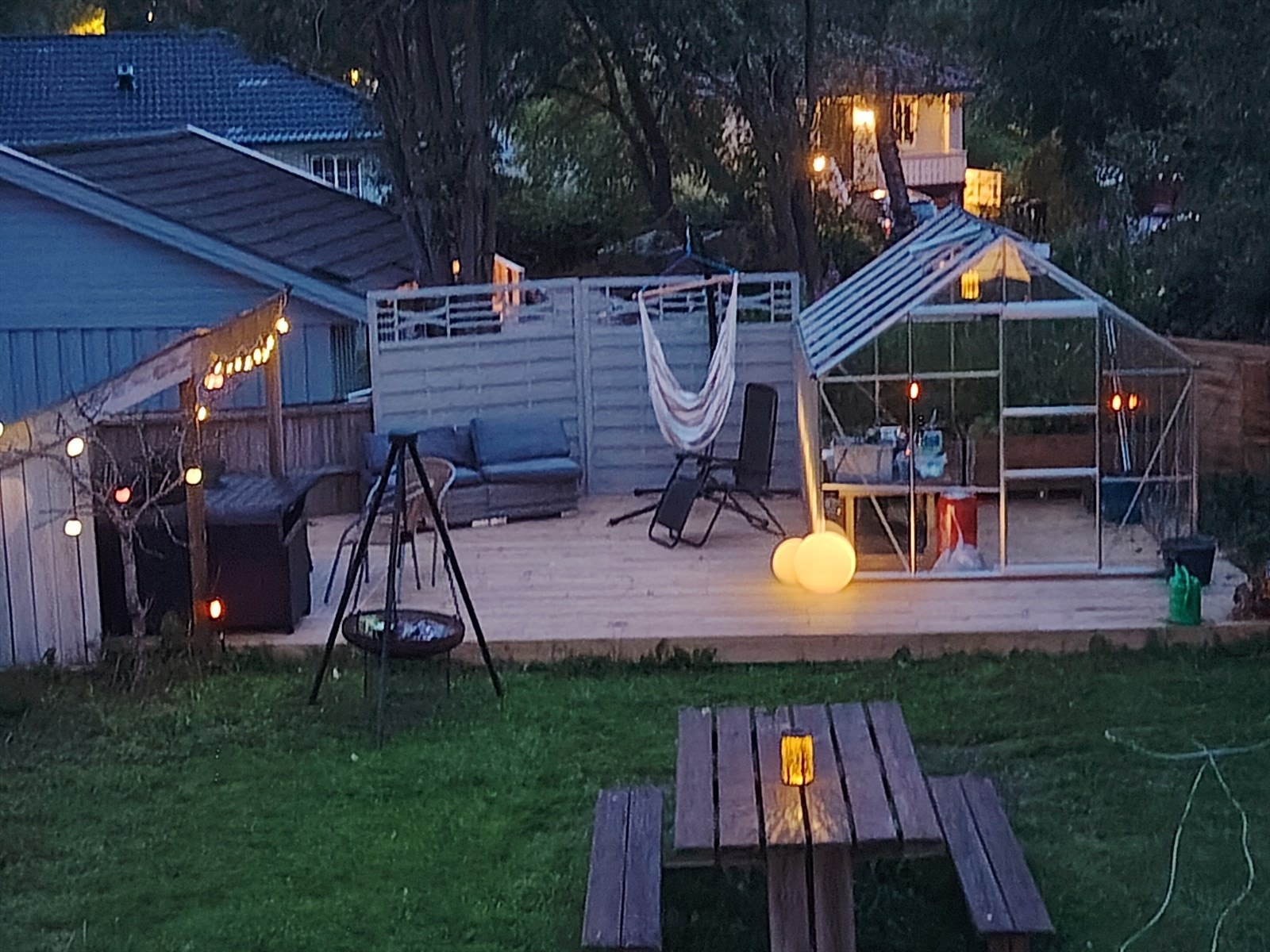 Privat bilde fra selger- Viser uteområde og hage sommerstid. Galleribilde